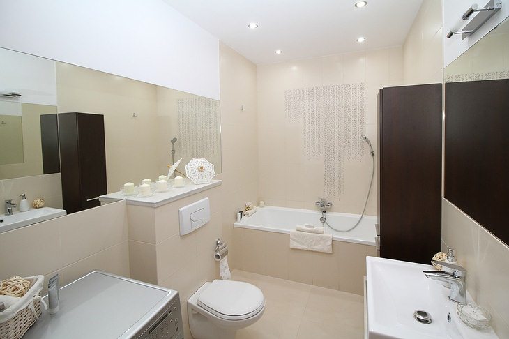 Badezimmer können einfach oder auch sehr aufwändig renoviert werden - Bild: 2094733